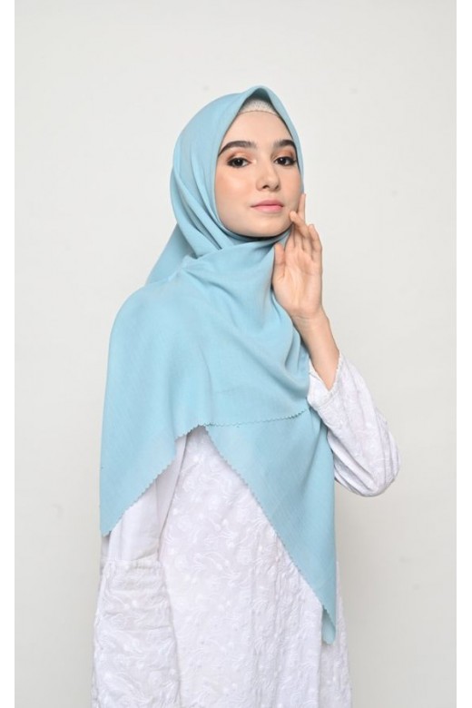 Hijab Segi 4 Voal Gucci Jahit Tepi Cerulian
